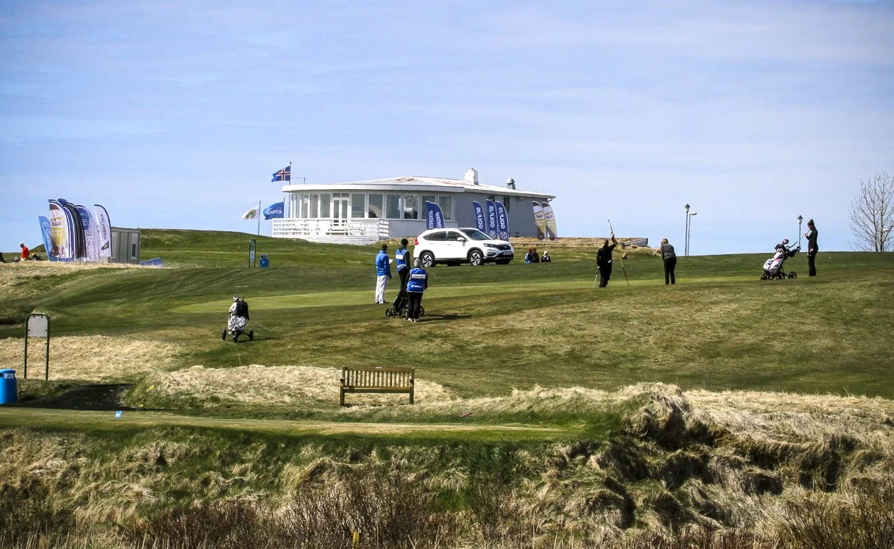 - Golfsamband Íslands Séð yfir 13. teig á Strandarvelli.