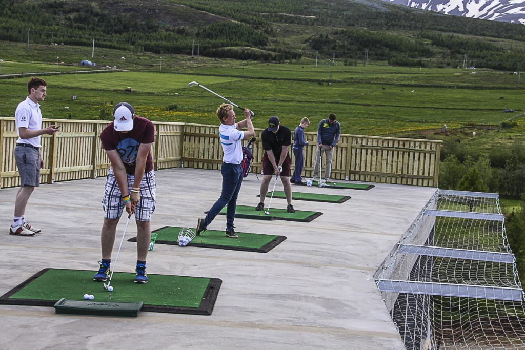 Félagsmenn í GA voru létttklæddir þegar fyrstu höggin voru slegin í Klöppum. Mynd/stebbi@golf.is