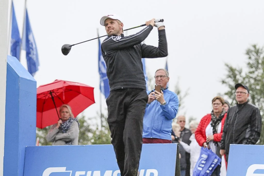 - Golfsamband Íslands Birgir Leifur Hafþórsson slær hér á 1. teig á Jaðarsvelli í dag. Mynd/seth@golf.is