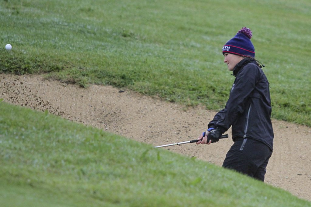 Guðrún Brá slær hér úr glompu á 9. braut í dag á Jaðarsvelli. Mynd/seth@golf.is 