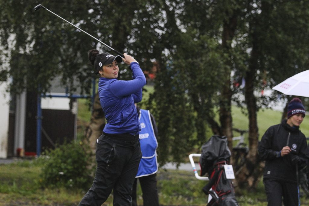 Valdís Þóra slær hér á 10. teig á Jaðarsvelli í dag. Mynd/seth@golf.is