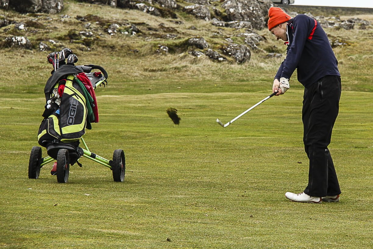 Valdís Þóra Jónsdóttir púttar hér á 5. flöt á Jaðarsvelli í dag. Mynd/seth@golf.is