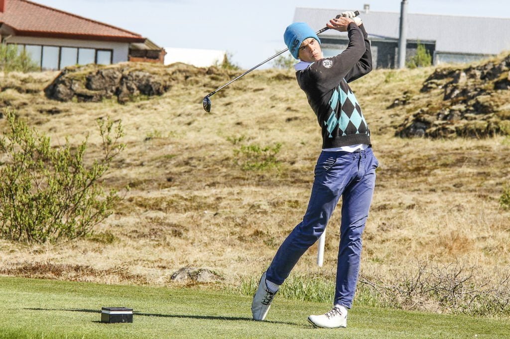 Egill Ragnar Gunnarsson slær hér á 5. teig á Korpunni á fyrri keppnisdeginum á úrtökumótinu um eitt öruggt sæti í A-landsliði karla. Mynd/seth@golf.is 