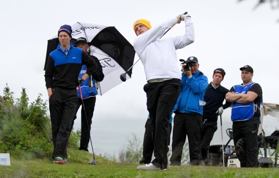 Bjarki Pétursson slær hér á 7. teig á Jaðarsvelli í dag. Mynd/seth@golf.is 