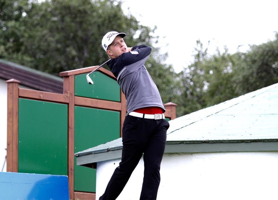 Bjarki Pétursson, GB, slær hér á 1. teig á Jaðarsvelli. Mynd/seth@golf.is