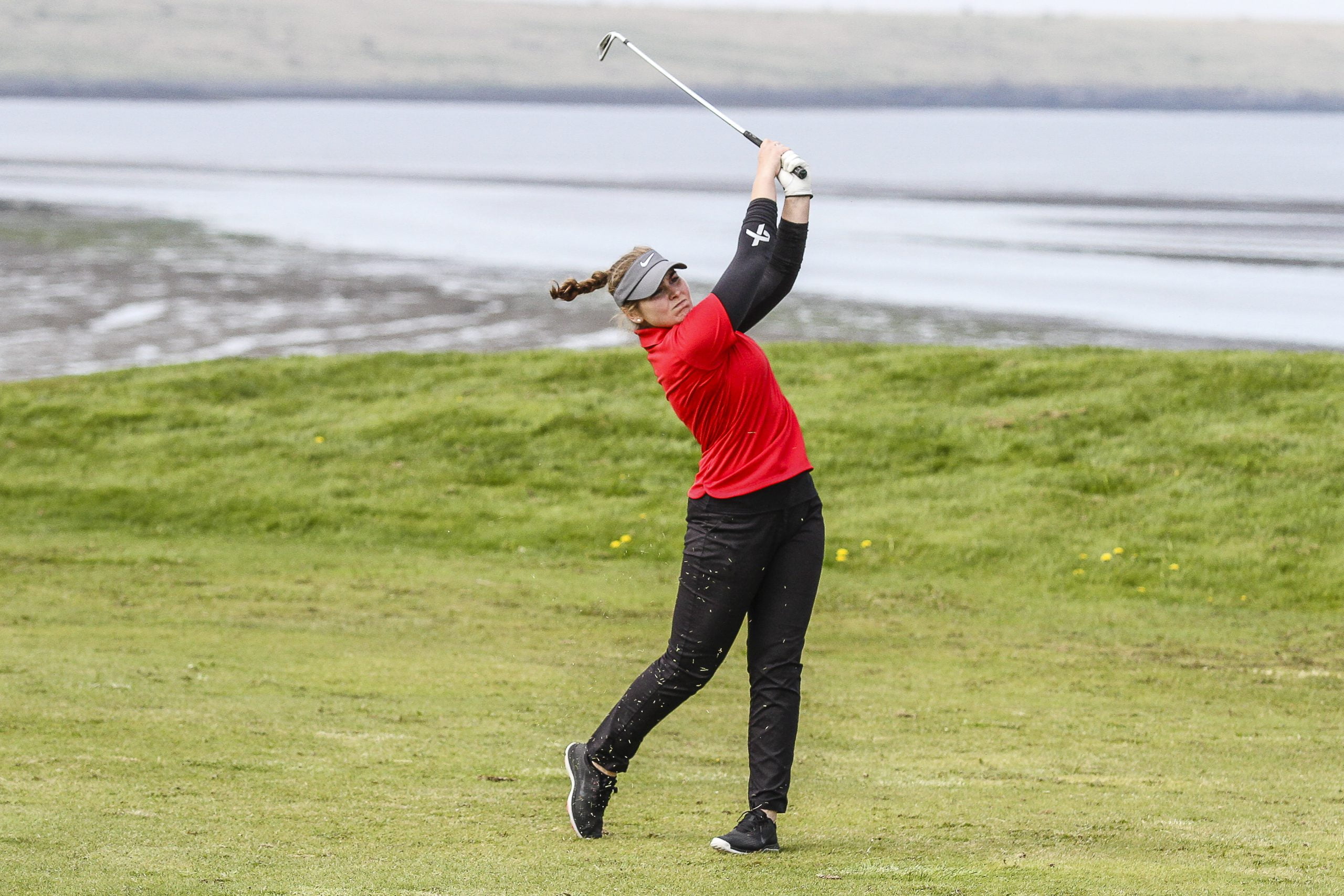 Helga Kristín Einarsdóttir úr GK slær hér á 16. braut á Hlíðavelli í dag. Mynd/seth@golf.is