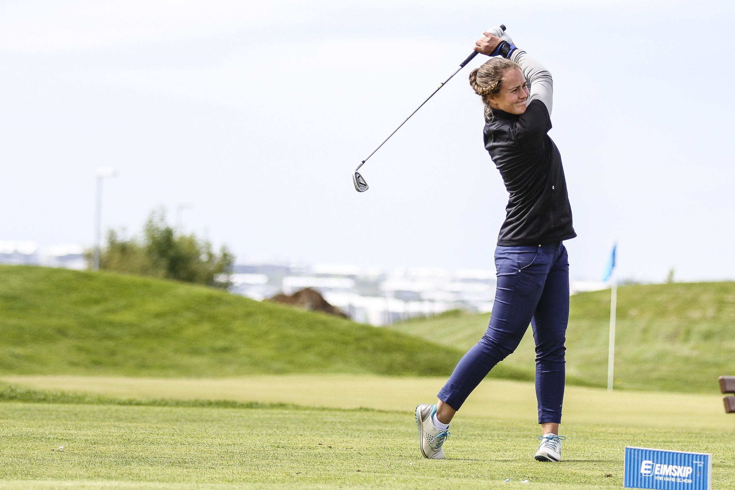 Guðrún Brá Björgvinsdóttir úr GK slær hér á 15. teig á Hlíðavelli í dag. Mynd/seth/golf.is