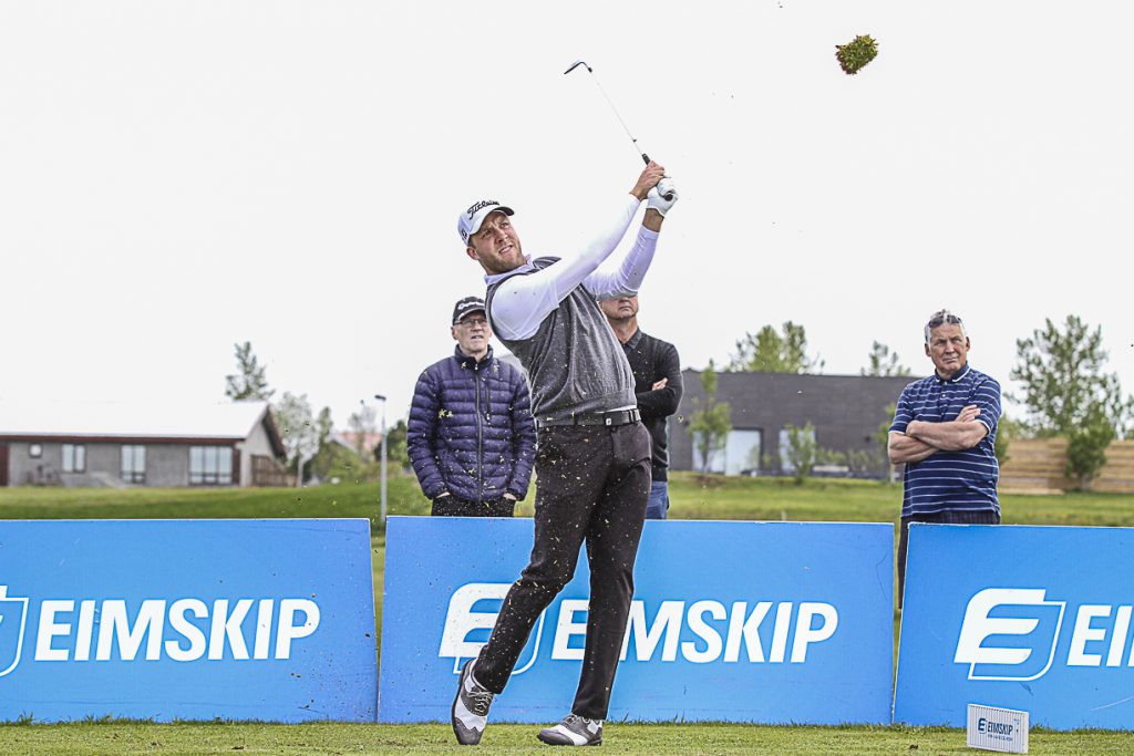 Magnús Lárusson, GJÓ, slær hér á 1. teig á Hlíðavelli í dag. Mynd/seth@golf.is