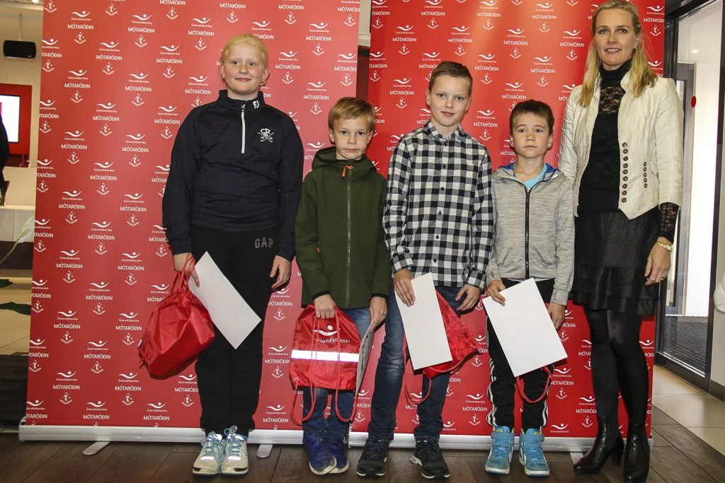 - Golfsamband Íslands Keppendur í flokki 10 ára og yngri með viðurkenningar sínar fyrir þátttökuna á Áskorendamótaröðinni ásamt Hólmfríði Einarsdóttur. Mynd/seth@golf