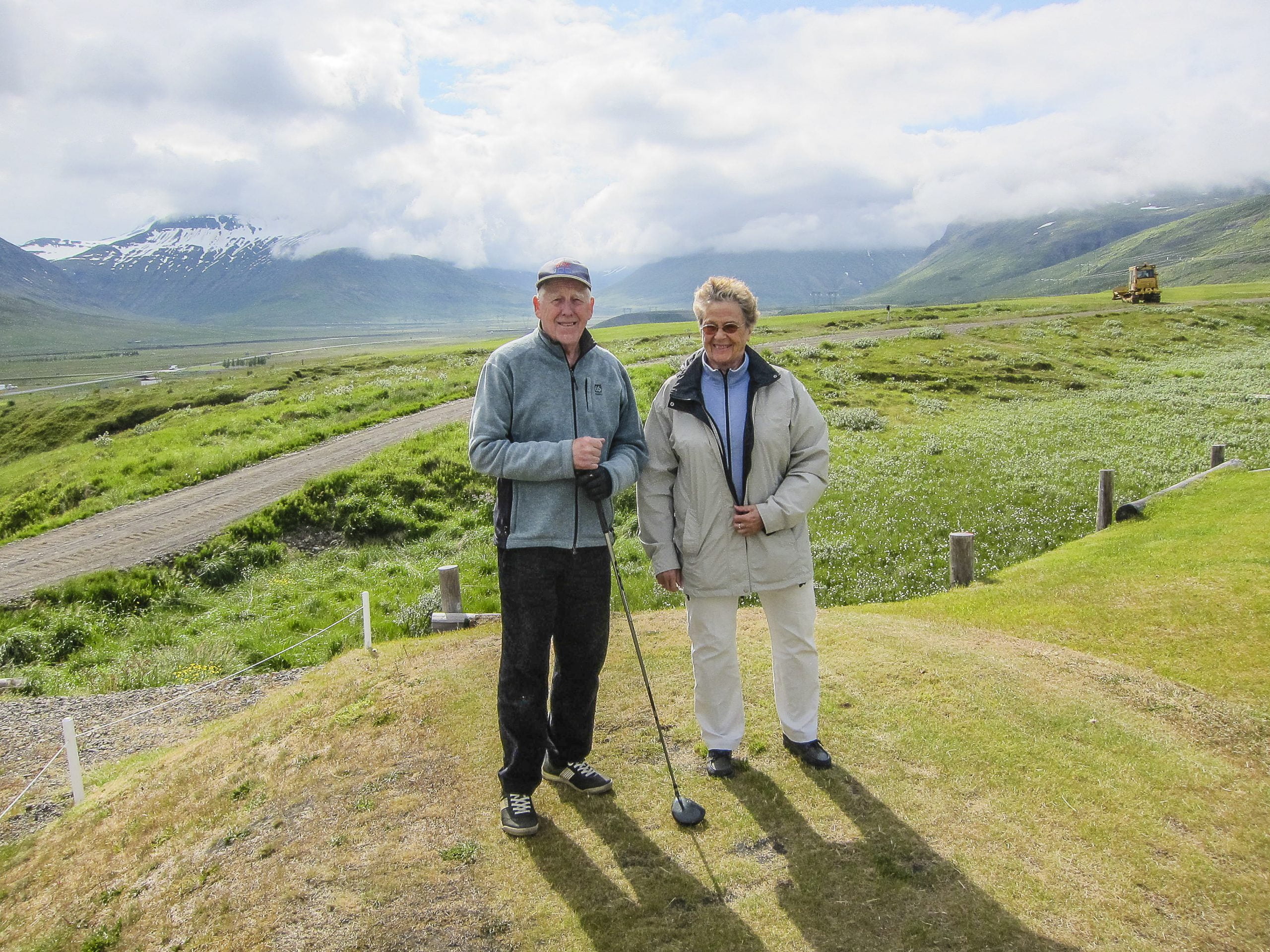 Karl og Guðrún Sveinsdóttir á golfvelli úti á landi í einni af fjölmörgum ferðum þeirra um Ísland. Mynd/úr einkasafni. 