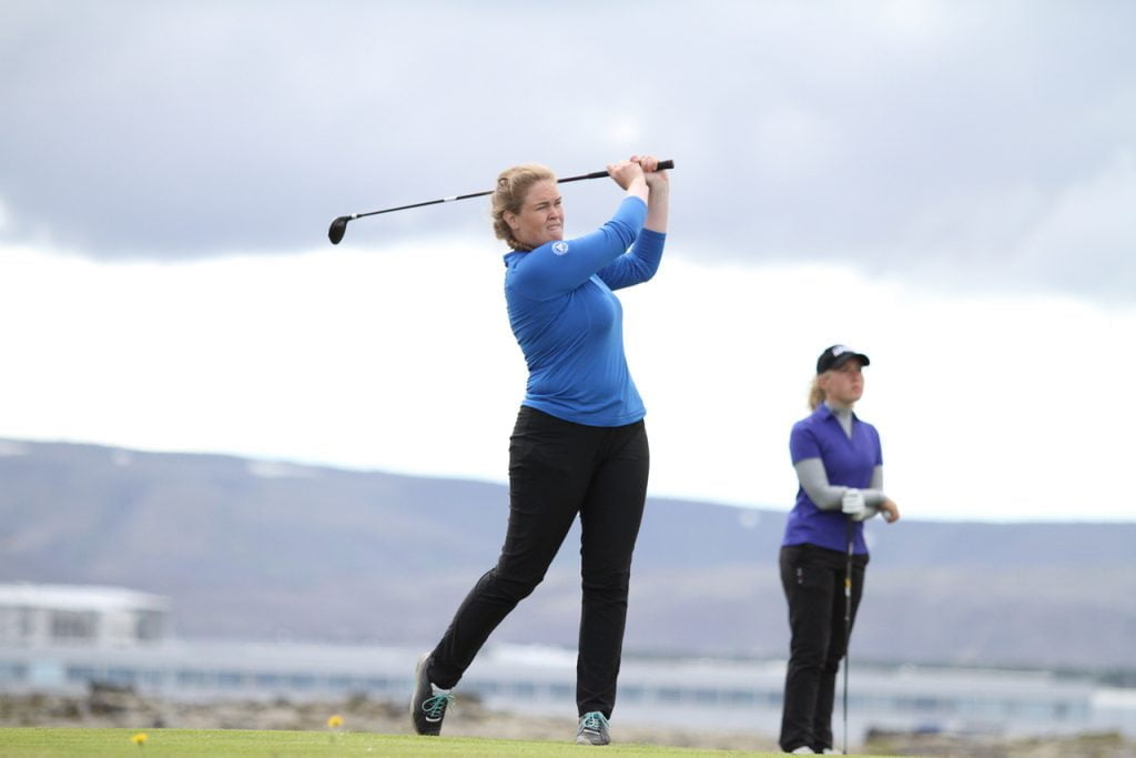 Signý Arnórsdóttir slær hér á 8. teig í dag á Borgunarmótinu. Mynd/seth@golf.is