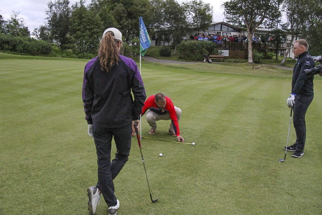 Ágúst Jensson framkvæmdastjór GA mælir hvor boltinn sé nær holu. Mynd/seth@golf.is