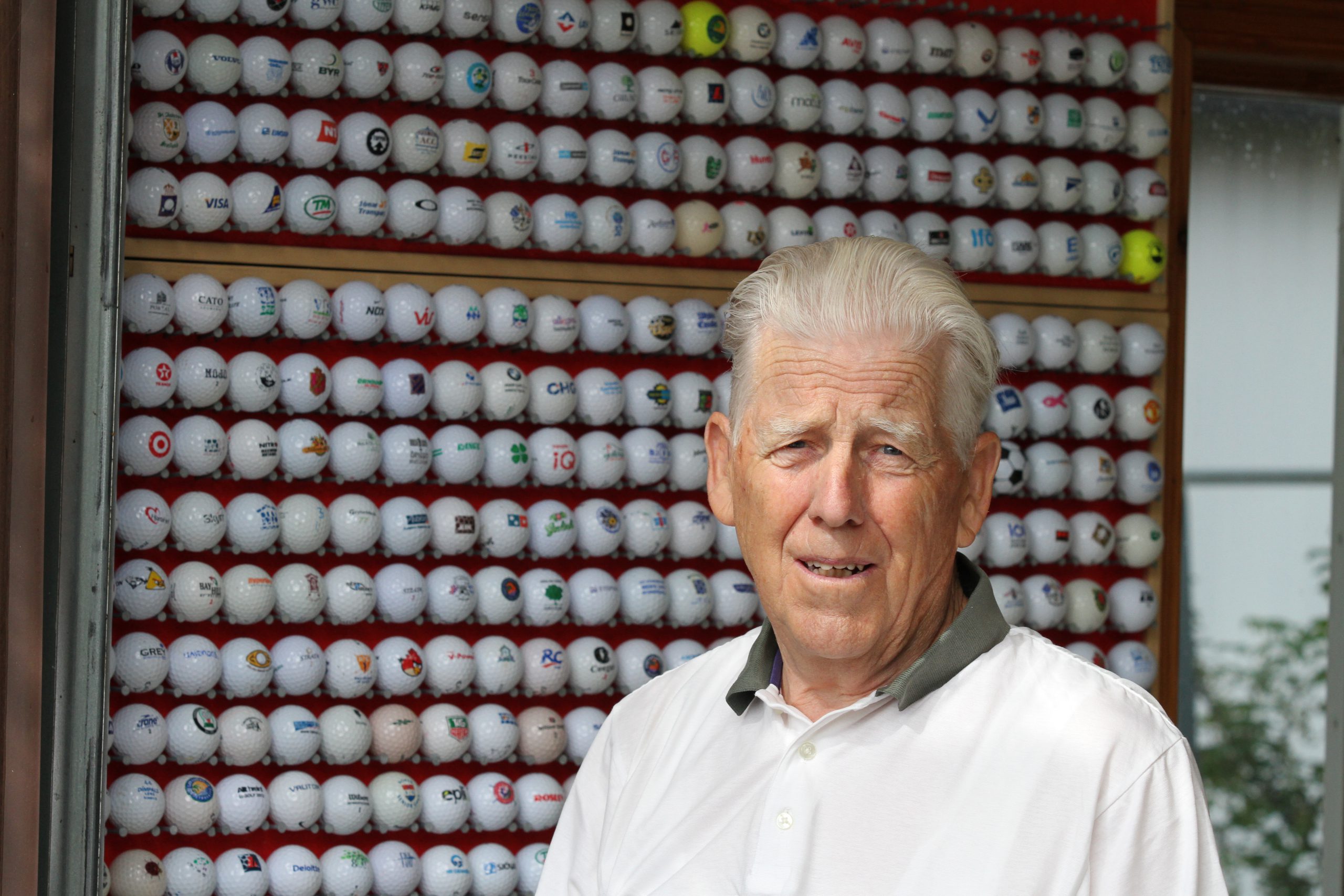 Karl Gunnlaugsson safnar golfboltum og er með um 1500 merkta golfbolta í röð og reglu í bílskúrnum. 