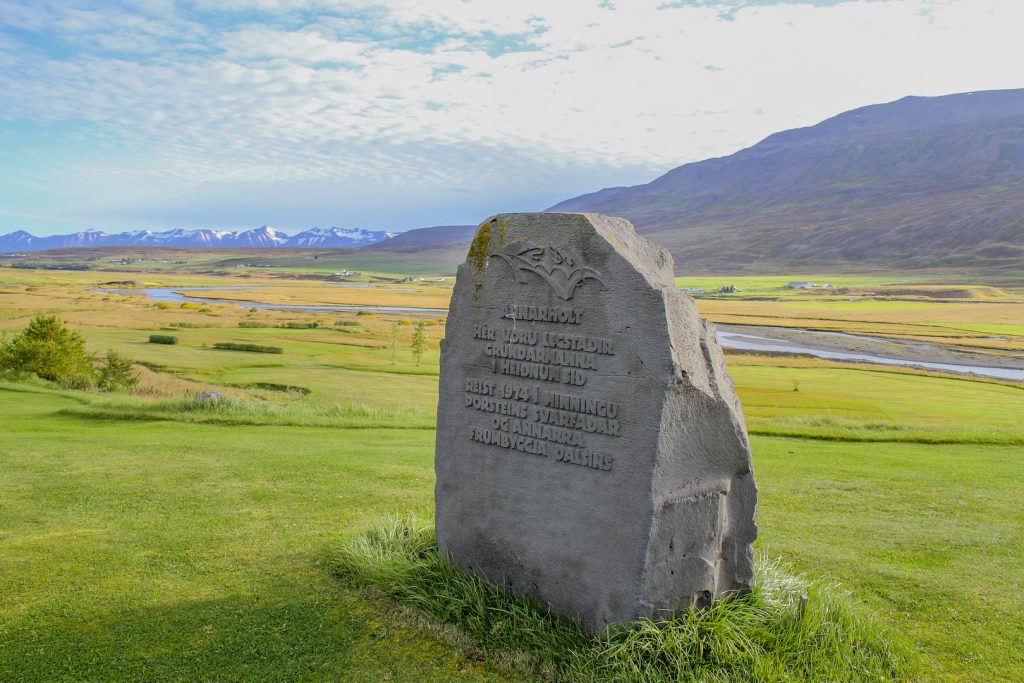 Minnisvarðinn um grafir sem fundust við 8. brautina er áberandi á Arnarholtsvelli. Mynd/seth@golf