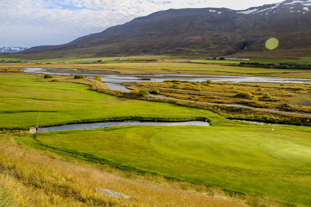 Séð yfir 2. braut en Svarfdalsá er áberandi og einkennir Arnarholtsvöll. Mynd/seth@golf