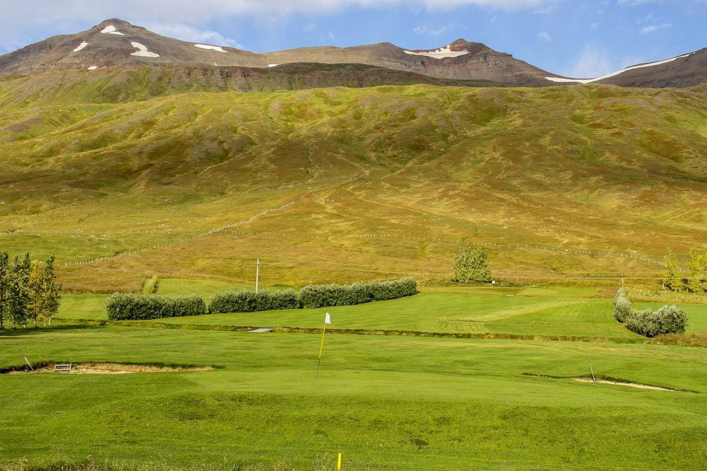 Séð yfir 4. og 5 braut sem liggja til og frá fjalli eins heimamenn kalla það. Mynd/seth@golf.is