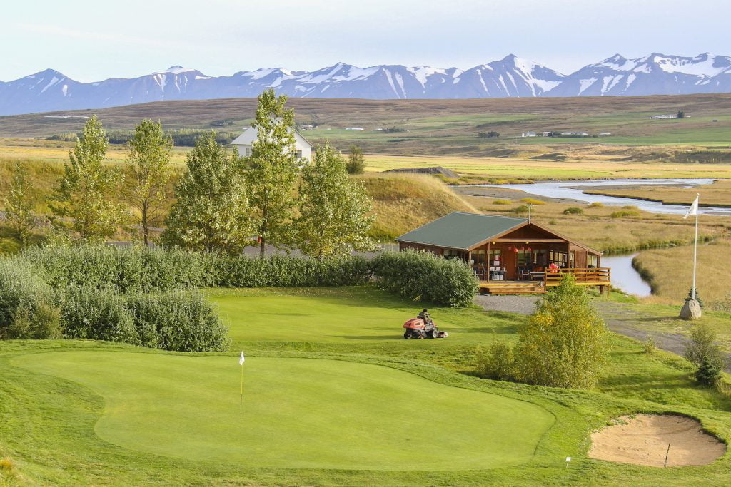 Séð yfir sjöttu flötina á Arnarholtsvelli sem er við klúbbhúsið. Mynd/seth@golf