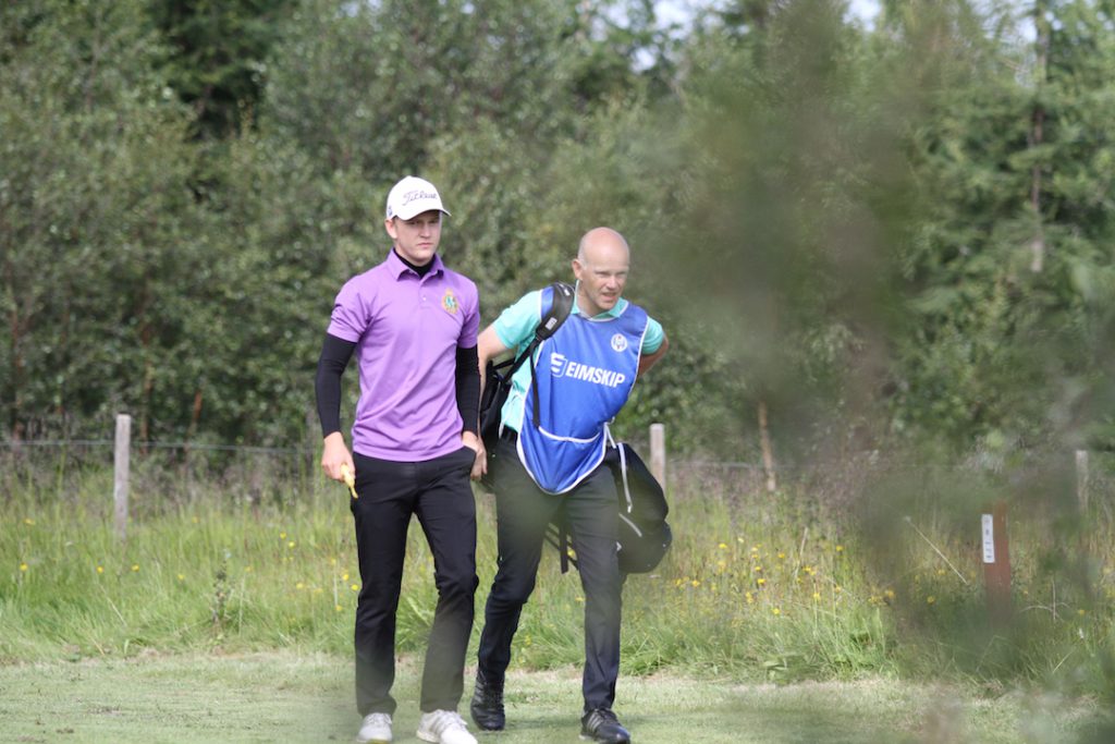 Aron Bjarki ásamt Bergi Stefánssyni föður sínum á Jaðarsvelli. Mynd/seth@golf.is