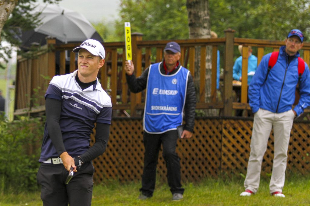 Aron Bjarki Bergsson slær hér upphafshögg á 10. teig á Jaðarsvelli. Mynd/seth@golf.is