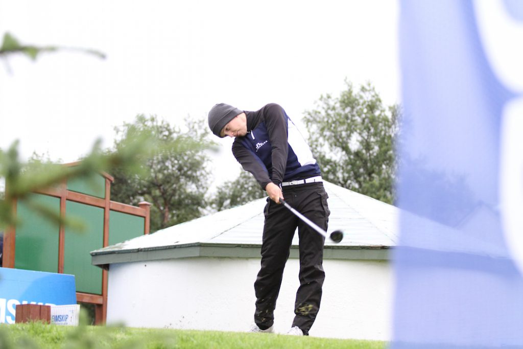 Aron Bjarki Bergsson slær hér á 1. teig á Jaðarsvelli. Mynd/seth@golf.is