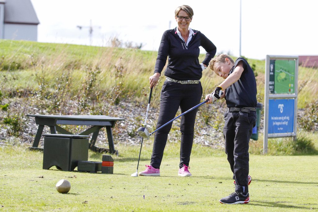 Árni Björn Birnuson slær hér af teig. Mynd/seth@golf.is