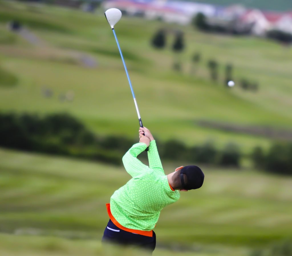 Jóhannes Sturluson slær hér á 14. teig í Leirdalnum. Mynd/seth@golf.is