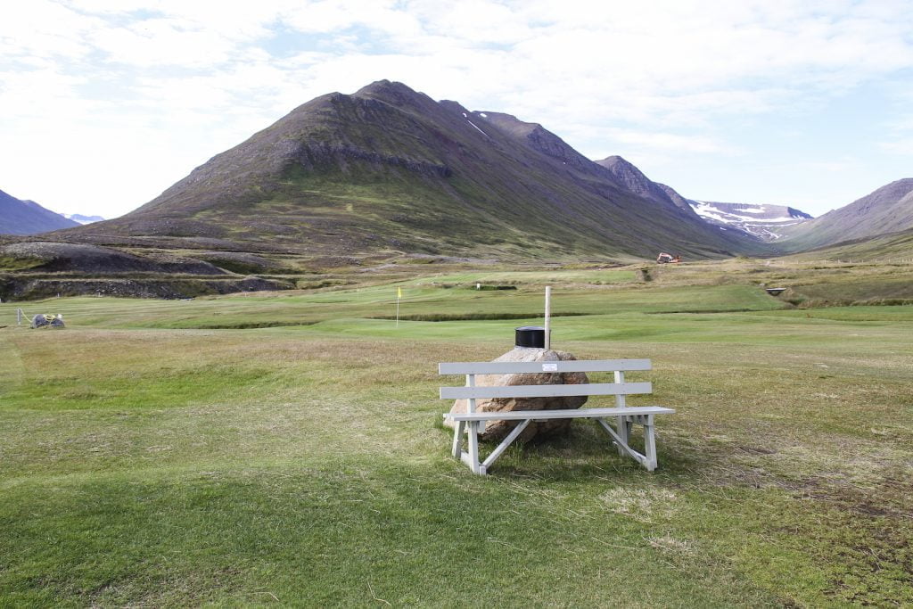 Skeggjabrekkuvöllur Ólafsjörður: Hér má sjá 6. flöt í baksýn og fjallið á bakvið er Garðshyrna.