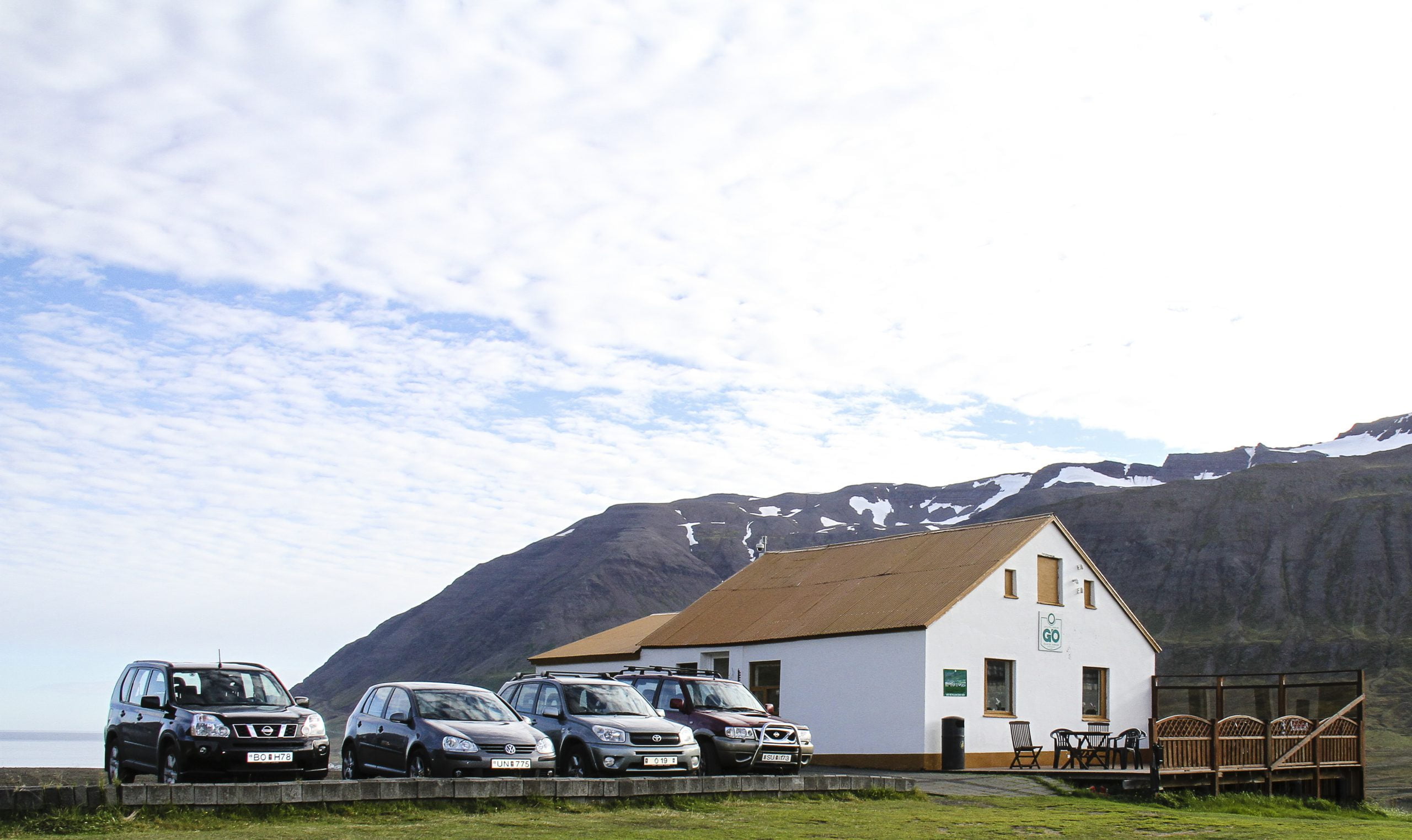 Skeggjabrekkuvöllur, Ólafsfjörður: Golfskálinn og í baksýn sést Ólafsfjarðarmúli og Múlakollan (til vinstri) og Tindaöxl (til hægri). 
