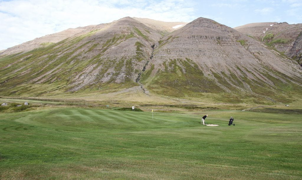 Skeggjabrekkuvöllur, Ólafsfjörður. Hér má sjá Ósbrekkufjall í baksýn en flötin er sú 1. á Skeggjabrekkuvelli.