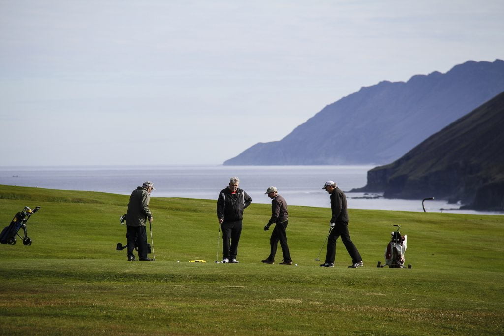 Skeggjabrekkuvöllur, Ólafsjörður: Hér glittir í Ólafsfjarðarmúla. Frá vinstri, Ármann Þórðarson, Hjörleifur Þórhallsson, Jón Jónsson og Hafsteinn Sæmundsson).