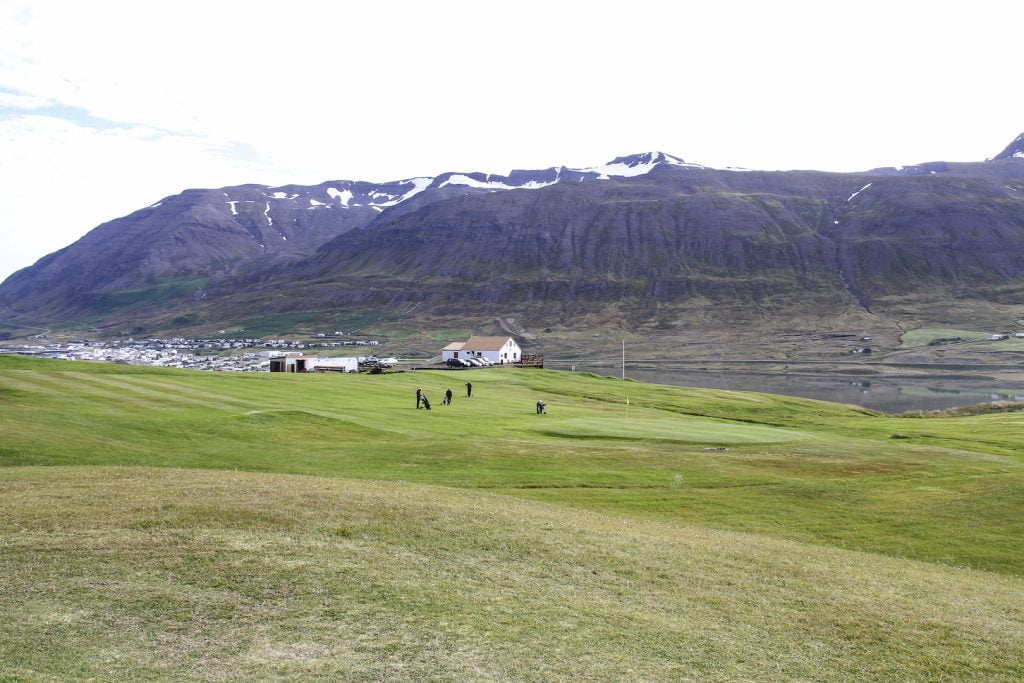 Skeggjabrekkuvöllur, Ólafsfjörður: Frá vinstri, Ólafsfjarðarmúli, Múlakolla (984 m), Tindaöxl (skíðasvæði Ólafsfjarðar) og Kerahnúkur lengst til hægri hæsta fjall Ólafsfjarðar, rétt tæpir 1100 metrar) Þess má geta að á veturna er boðið upp á ferðir.jpg