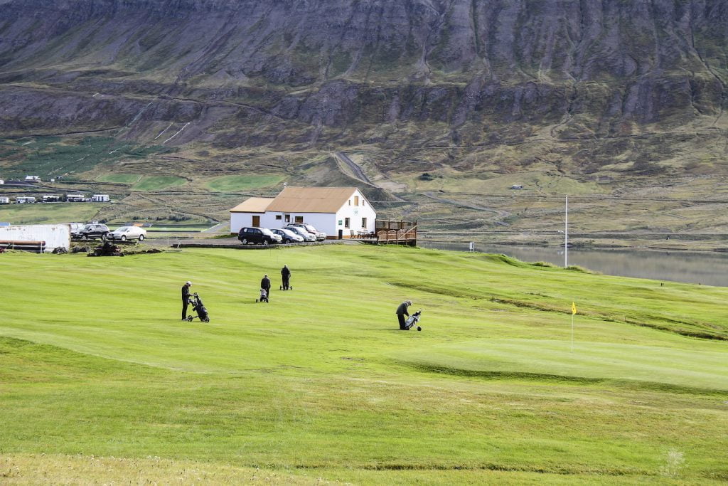 Skeggjabrekkuvöllur, Ólafsfjörður: Hér sést 9. flöt vallarins og Tindaöxl í baksýn.