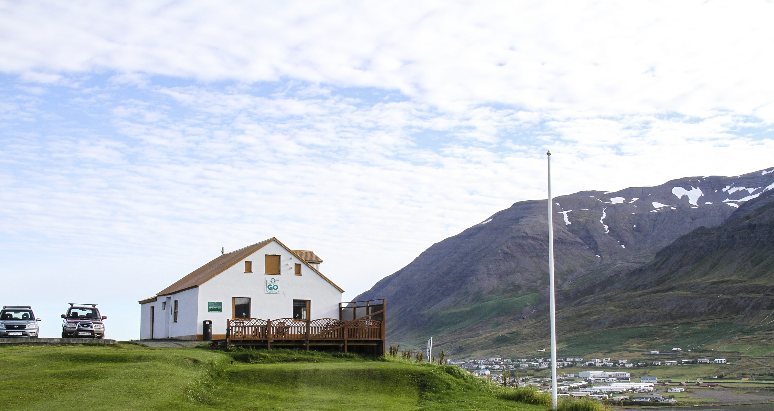 Skeggjabrekkuvöllur, Ólafsfjörður: Frá golfskálanum i Skeggjabrekku sést vel yfir Ólafsfjarðarmúla og Múlakollu til vinstri og sést aðeins í Tindaöxl.