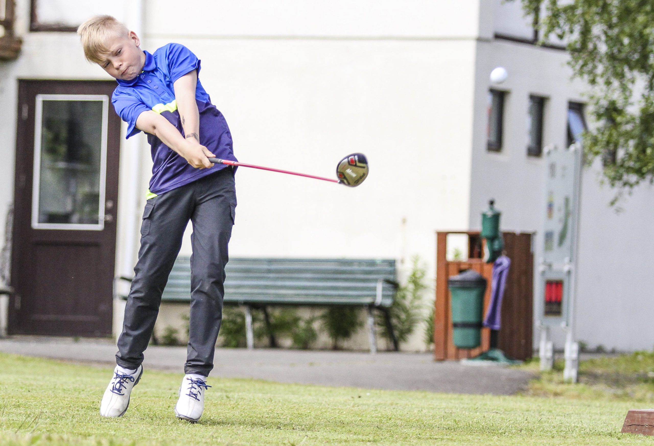 Yngri kylfingar GA eru margir og ansi liprir eins og hinn 10 ára gamli Skúli Ágústsson sem smellhitti þetta upphafshögg á 10. teig. Mynd/seth@golf.is