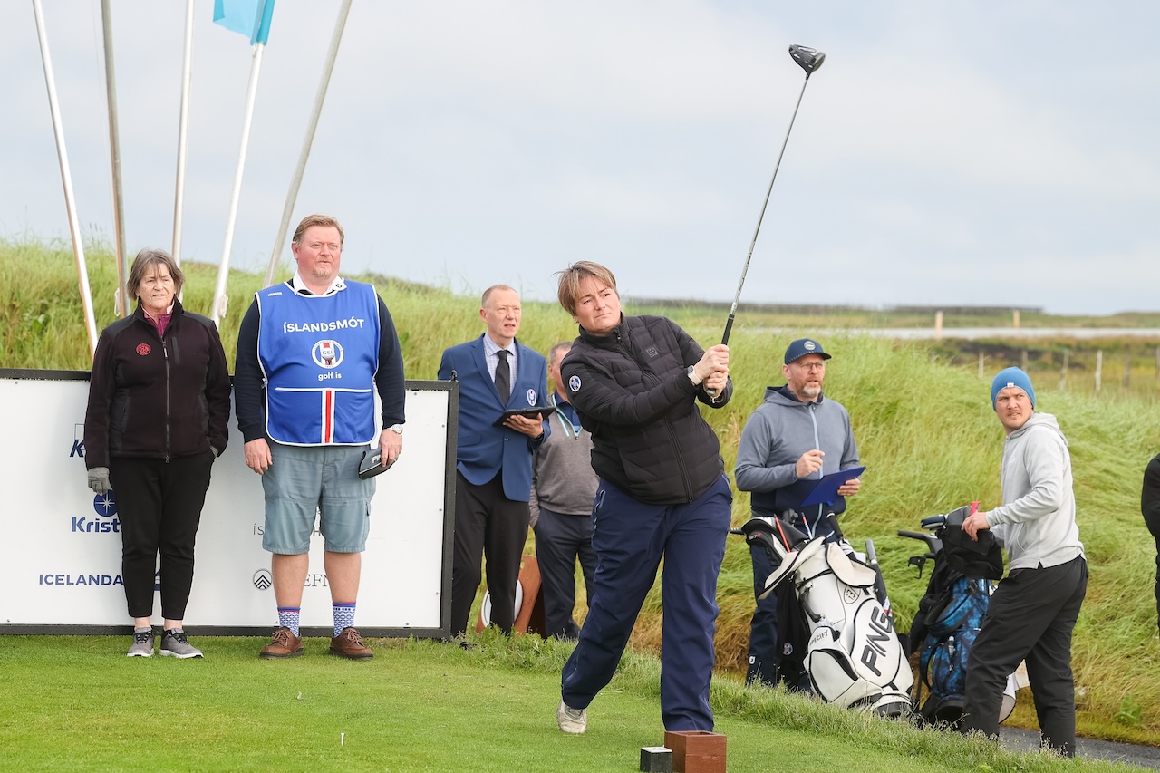 Karen Sævarsdóttir slær fyrsta högg Íslandsmótsins í golfi 2024 í Leirunni. Ljósmynd: Golfsamband Íslands (golf.is)