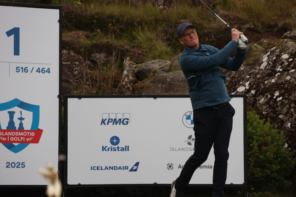 Úlfar Jónsson sló fyrsta höggið á Íslandsmótinu í golfi 2025
