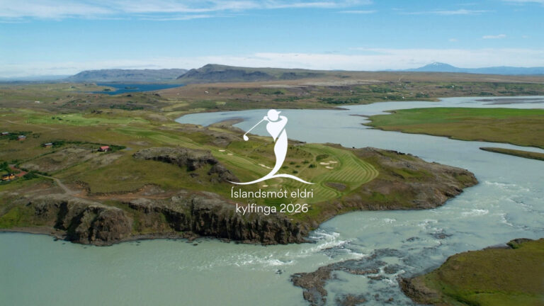 Aerial view of a coastal Icelandic landscape with a white golf-logo overlay and the text 'Íslandsmót eldri kylfinga 2026'.
