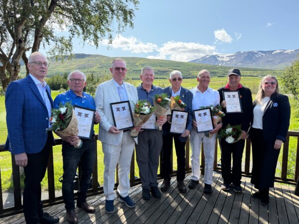 Í tilefni 90 ára afmælis Golfklúbbs Akureyrar á árinu hélt klúbburinn afmæliskaffi í golfskálanum að Jaðri þann 6. júlí. Fjöldi fólks var viðstaddur þegar sex GA félagar voru gerðir að heiðursfélögum klúbbsins. Allir hafa þeir unnið einstaklega gott og óeigingjarnt starf fyrir klúbbinn í fjölmörg ár.Golfsamband Íslands óskar Golfklúbbi Akureyrar til hamingju með árin 90!